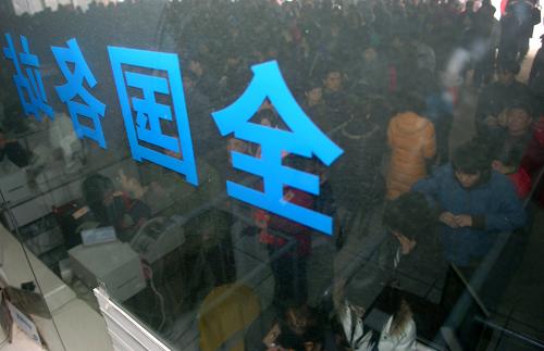 合肥火車站開始預(yù)售春運部分車次車票 1月11日,在合肥站內(nèi),許多旅客正在等待購票。 當(dāng)日下午15時起,合肥站開售1月30日合肥至北京的Z74次列車和合肥至武漢的動車組車票,據(jù)合肥站介紹,這兩趟列車的預(yù)售期為20天。據(jù)悉,今年鐵路春運從1月30日開始。 新華社記者 郭晨 攝