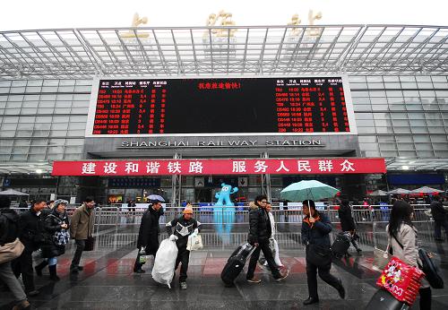 1月11日,乘客從即將改建完工的鐵路上海站進站候車。