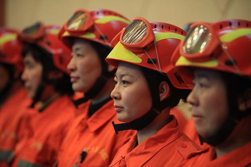 1月13日,隊員在首都機場集結(jié)準備出發(fā)。當(dāng)日,由50名隊員組成的中國國際救援隊在北京首都國際機場集結(jié),準備奔赴海地地震災(zāi)區(qū)救援。 新華社記者邢廣利 攝