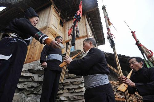 1月13日,危改戶、苗族同胞張里九家門前,苗族同胞前來道賀。