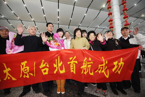 山西首次實現(xiàn)空中直航臺灣 2月10日,在太原武宿機場,赴臺乘客在出發(fā)前合影。 當(dāng)日9時許,由山西太原直飛臺北的首個航班從太原武宿機場起飛,機上載有130名乘客。根據(jù)兩岸民航主管部門協(xié)商安排,自2010年春節(jié)期間開始,增加太原、長春、南寧和煙臺4個航點為兩岸客運定期航班航點,大陸通航臺灣的城市也由此達(dá)到31個。 新華社記者 燕雁 攝