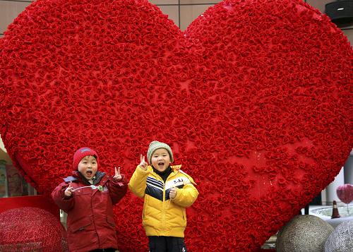 2月19日,兩名小朋友在南京一家商場(chǎng)布置的心形裝飾前拍照。 2010年春節(jié)黃金周期間,全國(guó)消費(fèi)品市場(chǎng)繁榮興旺。2月13日至19日,全國(guó)實(shí)現(xiàn)消費(fèi)品零售額3400億元,比去年春節(jié)黃金周增長(zhǎng)17.2%。另?yè)?jù)初步統(tǒng)計(jì),各地假日旅游接待總量較去年同期保持增長(zhǎng),國(guó)內(nèi)旅游總花費(fèi)同比增長(zhǎng)23.1%。 新華社發(fā)(王新 攝)