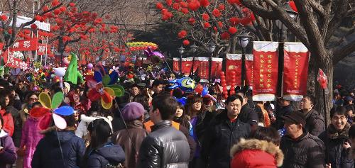 2月18日,北京陶然亭公園廟會(huì)上人潮涌動(dòng)。 2010年春節(jié)黃金周期間,全國(guó)消費(fèi)品市場(chǎng)繁榮興旺。2月13日至19日,全國(guó)實(shí)現(xiàn)消費(fèi)品零售額3400億元,比去年春節(jié)黃金周增長(zhǎng)17.2%。另?yè)?jù)初步統(tǒng)計(jì),各地假日旅游接待總量較去年同期保持增長(zhǎng),國(guó)內(nèi)旅游總花費(fèi)同比增長(zhǎng)23.1%。 新華社發(fā)(張愛(ài)東 攝)