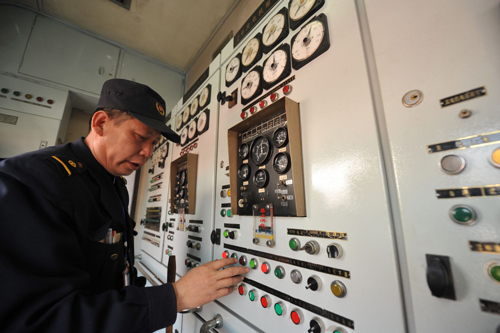 2月22日,成都鐵路局貴陽車輛段的工作人員在對列車進(jìn)行檢修。 據(jù)介紹,從今年春運(yùn)開始到2月18日,成都鐵路局貴陽車輛段的1033輛客車“滿負(fù)荷”運(yùn)轉(zhuǎn),800余名火車“修車人”24小時堅守崗位對火車進(jìn)行檢修,先后發(fā)現(xiàn)并處理車輛故障900余件,確保了春運(yùn)安全。 新華社記者 歐東衢 攝