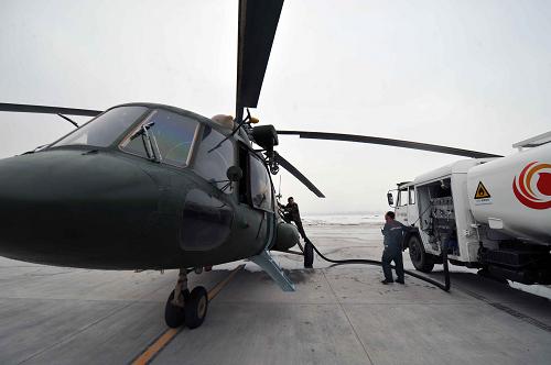 2月26日,直升機正在加油準備起飛實施救援任務(wù)。 當日,按照2月25日晚連夜制訂的救援計劃,26日10時30分,救援直升機從新疆伊犁哈薩克自治州州府伊寧市再次起飛,前往尼勒克縣兩處礦區(qū),計劃首先救出被困的老人、小孩及婦女,但在飛行一個小時左右進入天山山區(qū)后,霧氣重重,能見度已不足100米,直升機在山區(qū)溝谷間穿行已非常困難。11時30分,救援直升機決定返航伊寧市。 新華社記者 趙戈 攝