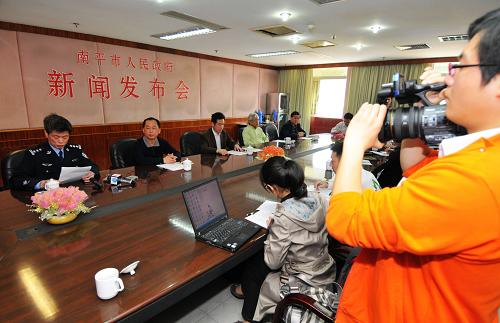 這是福建省南平市政府召開新聞發(fā)布會的現(xiàn)場(3月23日攝)。 當日7時20分左右,正逢孩子上學的時間,南平實驗小學門口,一名中年男子手持砍刀,連續(xù)砍傷砍死13名小學生,目前已有8名孩子死亡,5名孩子受傷。 受傷孩子目前正在南平中醫(yī)院和市立醫(yī)院全力搶救,暫時沒有生命危險。目前行兇者已被警方拘捕。據(jù)悉,兇手是一名被辭退的社區(qū)診所醫(yī)生,疑似精神病患者。 新華社記者 魏培全攝