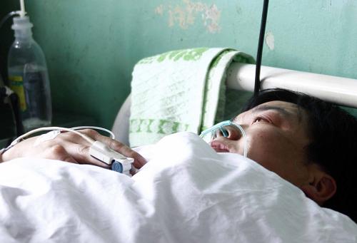 4月6日,一名獲救人員在山西省河津市人民醫(yī)院住院治療。 在山西省河津市人民醫(yī)院和山西鋁廠職工醫(yī)院住院的王家?guī)X礦難獲救人員得到醫(yī)護(hù)人員的精心護(hù)理,多數(shù)生命體征平穩(wěn)。部分較重病例已轉(zhuǎn)到太原的重點(diǎn)醫(yī)院救治。 新華社記者高學(xué)余攝
