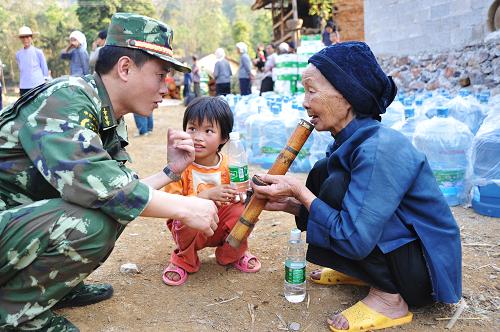 4月5日,在靖西縣安德鎮(zhèn)三錄村,一名武警與一名老大娘聊天。 當(dāng)日,武警深圳邊防七支隊(duì)將深圳軍民捐贈(zèng)的45噸飲用水和7600公斤大米運(yùn)抵廣西百色市靖西縣安德鎮(zhèn)三錄村個(gè)節(jié)屯,幫助旱區(qū)群眾渡過難關(guān)。 新華社發(fā)(趙京武 攝)