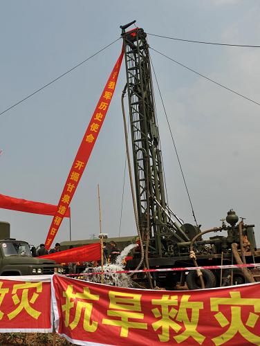 4月6日,北京軍區(qū)給水工程團(tuán)在廣西田東縣祥周鎮(zhèn)模范村為村民打出的一口水井通水。新華社記者 周華 攝