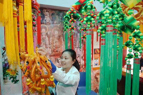 4月7日,在展演現(xiàn)場(chǎng),一位觀眾在觀看甘肅省民間藝人制作的手工藝品。 當(dāng)日,由文化部和陜西省政府主辦的“西部非物質(zhì)文化遺產(chǎn)項(xiàng)目展演”系列活動(dòng)在西安大唐西市舉行。本次“西部非物質(zhì)文化遺產(chǎn)項(xiàng)目展演”系列活動(dòng)以我國(guó)西部各省區(qū)市精選的國(guó)家級(jí)和省級(jí)非物質(zhì)文化遺產(chǎn)項(xiàng)目為主線,涵蓋文藝表演、手工技藝展示和飲食文化體驗(yàn)等方面,參演項(xiàng)目約為100個(gè)。 新華社記者丁海濤攝