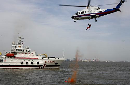 交通運輸部在滬舉行應急保障??站戎萘?4月7日,救助直升機對海上“落水人員”進行緊急救援。 當日,交通運輸部救撈系統(tǒng)在上海長江口水域進行??樟Ⅲw救助演習,課目包括落水人員搜救、海上傷員轉移、海上醫(yī)療救護、水下勘察與封堵等。此次演習旨在確保上海世博會海上交通運輸安全有效,檢驗國家海上專業(yè)搜救服務保障手段與能力。 新華社記者陳飛攝