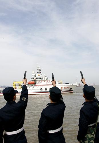 4月7日,演習人員在??站戎萘曋邪l(fā)射信號彈。 當日,交通運輸部救撈系統(tǒng)在上海長江口水域進行海空立體救助演習,課目包括落水人員搜救、海上傷員轉移、海上醫(yī)療救護、水下勘察與封堵等。此次演習旨在確保上海世博會海上交通運輸安全有效,檢驗國家海上專業(yè)搜救服務保障手段與能力。 新華社記者陳飛攝