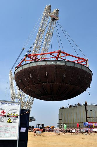 4月9日,吊車正在吊裝直徑(內(nèi)徑)39.6米的CV底封頭。