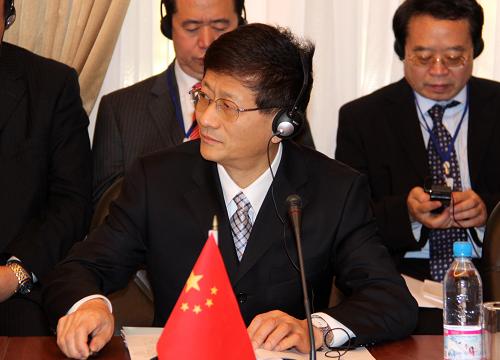 新華社照片,塔什干,2010年4月23日 孟建柱出席上海合作組織成員國(guó)第五次安全會(huì)議秘書(shū)會(huì)議 4月23日,在烏茲別克斯坦首都塔什干,中國(guó)國(guó)務(wù)委員孟建柱出席上海合作組織成員國(guó)第五次安全會(huì)議秘書(shū)會(huì)議。當(dāng)日,上海合作組織成員國(guó)第五次安全會(huì)議秘書(shū)會(huì)議在此舉行。本次會(huì)議是為6月召開(kāi)的上海合作組織成員國(guó)塔什干元首理事會(huì)會(huì)議作準(zhǔn)備的一次重要會(huì)議。 新華社記者董龍江攝