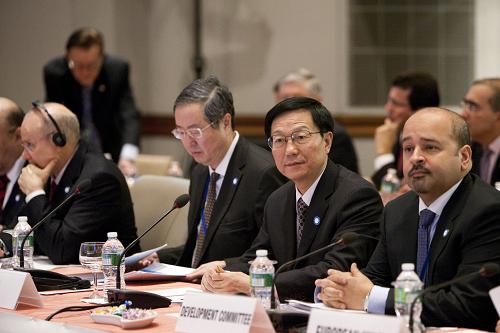 二十國集團財長和央行行長會議舉行 4月23日,在美國華盛頓,中國財政部長謝旭人(右二)與央行行長周小川(左二)出席二十國集團財長和央行行長會議前交談。 當(dāng)天,二十國集團財長和央行行長會議在美國首都華盛頓舉行。 新華社記者朱煒攝