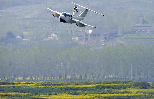 4月23日,“天使鳥”號地效翼船在南京金牛湖區(qū)試飛。 當(dāng)日,由江蘇恒川集團研發(fā)的新一代地效翼船(俗稱“水上飛機”)“天使鳥”號在南京金牛湖兩起兩降試飛成功。該型地效翼船寬10.7米,長12.6米,高3.5米,是中國企業(yè)生產(chǎn)出的完全具有自主知識產(chǎn)權(quán)的地效翼船。地效翼船是一種介于飛機和船舶之間的新型高速運載工具,可以在高速公路或水面上起飛、降落。 新華社發(fā)(吳俊 攝)