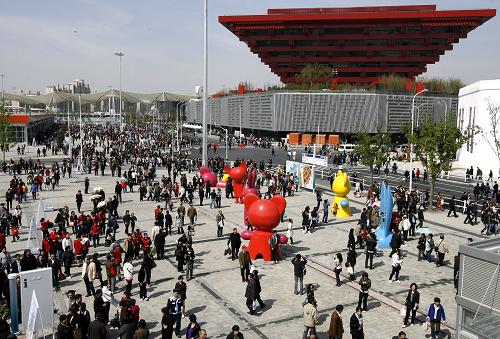 4月24日,大批參觀者在世博園內(nèi)參觀游覽,中國館依然是游客首選的熱門場館。 當(dāng)日,2010年上海世博會(huì)舉行第四場試運(yùn)行演練,參與演練的觀眾人數(shù)達(dá)30萬,屬于“大客流測試”。經(jīng)過前3場客流量分別為20萬、10萬和5萬的“大考”之后,世博園已針對(duì)試運(yùn)行期間出現(xiàn)的預(yù)約故障、排隊(duì)無序、餐飲困難等諸多問題,做出多處整改。 新華社記者陳飛攝