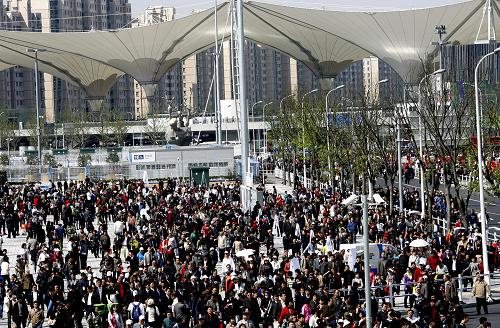 4月24日,大批參觀者在世博園內(nèi)參觀游覽。 當(dāng)日,2010年上海世博會(huì)舉行第四場試運(yùn)行演練,參與演練的觀眾人數(shù)達(dá)30萬,屬于“大客流測試”。經(jīng)過前3場客流量分別為20萬、10萬和5萬的“大考”之后,世博園已針對(duì)試運(yùn)行期間出現(xiàn)的預(yù)約故障、排隊(duì)無序、餐飲困難等諸多問題,做出多處整改。 新華社記者陳飛攝