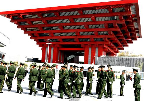 4月24日,武警戰(zhàn)士在世博園中國館前進(jìn)行執(zhí)勤換班。 當(dāng)日,2010年上海世博會(huì)舉行第四場試運(yùn)行演練,參與演練的觀眾人數(shù)達(dá)30萬,屬于“大客流測試”。經(jīng)過前3場客流量分別為20萬、10萬和5萬的“大考”之后,世博園已針對(duì)試運(yùn)行期間出現(xiàn)的預(yù)約故障、排隊(duì)無序、餐飲困難等諸多問題,做出多處整改。 新華社記者陳飛攝