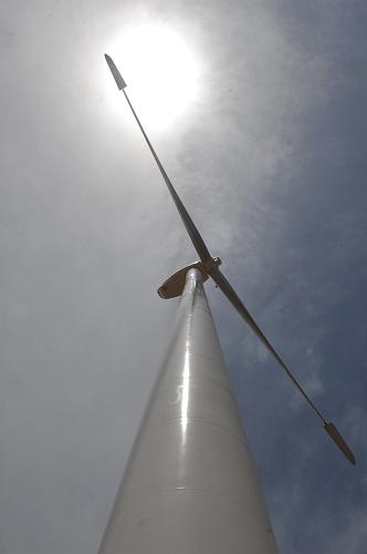 貴州首個風力發(fā)電樣機開始試運行 4月28日,正在貴州省臺江縣紅陽草場試運行的風力發(fā)電樣機。 當日,貴州首個風力發(fā)電機在貴州省黔東南苗族侗族自治州州臺江縣紅陽草場開始試運行。紅陽草場風電項目總裝機容量為150至200兆瓦,計劃第一期裝機4.95萬千瓦,并于2013年前建成15萬千瓦的規(guī)模。目前兩臺800千瓦的風力發(fā)電機組已經(jīng)安裝完畢,兩臺樣機已全部接入系統(tǒng)開始試運行。 新華社記者 歐東衢 攝