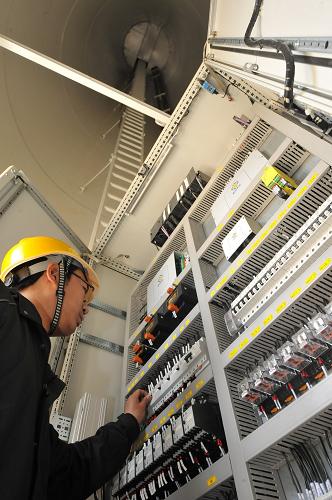 貴州首個風力發(fā)電樣機開始試運行 4月28日,貴州省臺江縣紅陽草場試運行的風力發(fā)電樣機內(nèi),工作人員在進行設(shè)備調(diào)試。 當日,貴州首個風力發(fā)電機在貴州省黔東南苗族侗族自治州州臺江縣紅陽草場開始試運行。紅陽草場風電項目總裝機容量為150至200兆瓦,計劃第一期裝機4.95萬千瓦,并于2013年前建成15萬千瓦的規(guī)模。目前兩臺800千瓦的風力發(fā)電機組已經(jīng)安裝完畢,兩臺樣機已全部接入系統(tǒng)開始試運行。 新華社記者 歐東衢 攝