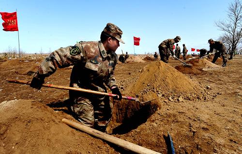 4月28日,一名戰(zhàn)士在商都植樹(shù)基地挖樹(shù)坑。 北京軍區(qū)、內(nèi)蒙古自治區(qū)近日聯(lián)合在京津風(fēng)沙源治理商都義務(wù)植樹(shù)基地舉行為期一周的義務(wù)植樹(shù)活動(dòng),計(jì)劃完成植樹(shù)面積1.2萬(wàn)畝。內(nèi)蒙古商都縣距北京360公里,屬于京津風(fēng)沙源重點(diǎn)治理區(qū)。自2008年開(kāi)始,北京軍區(qū)、內(nèi)蒙古自治區(qū)聯(lián)合實(shí)施京津風(fēng)沙源治理商都義務(wù)植樹(shù)基地建設(shè)工程,計(jì)劃利用5年時(shí)間在商都縣建設(shè)義務(wù)植樹(shù)綠化基地植樹(shù)5.5萬(wàn)畝、246.35萬(wàn)株。 新華社記者 任軍川攝