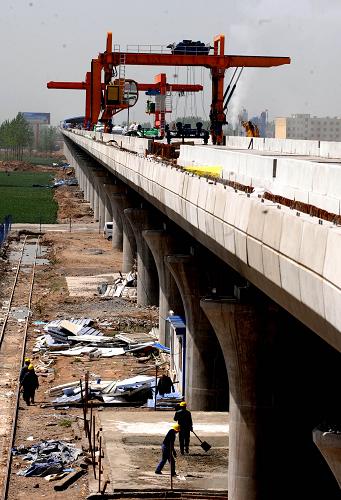 京港高速鐵路河南段加緊施工 4月29日拍攝的京港高速鐵路河南鶴壁段一處施工工地現(xiàn)場(chǎng)。 作為中國(guó)鐵路“四縱四橫”主骨架之一的京港高速鐵路正緊張有序地向前推進(jìn),河南境內(nèi)橋梁鋪架作業(yè)已經(jīng)過(guò)半,施工進(jìn)展順利。據(jù)介紹,京港高鐵分為(北)京石(家莊)、石(家莊)武(漢)、武(漢)廣(州)、廣深、深港客運(yùn)專(zhuān)線等,工程已全面付諸實(shí)施,2012年有望全線貫通,設(shè)計(jì)時(shí)速為350公里。 新華社記者 朱祥攝