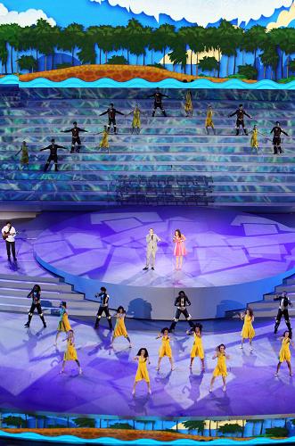 4月30日,中國2010年上海世博會開幕式文藝表演在上海世博園世博文化中心舉行。這是美國歌手席依達·蓋瑞特(中右)和喬納森·巴可在演唱上海世博會主題歌。 新華社記者凡軍攝