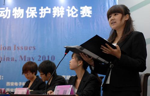 5月5日,在西北政法大學舉辦的揭幕賽上,反方辯手在發(fā)言。 當日,首屆“聯(lián)盟杯”大學生動物保護辯論賽在西安西北政法大學開賽。本次大賽由西北政法大學動物保護法研究中心、動物保護教育聯(lián)盟承辦,邀請了來自全國各地的8所高校大學生參賽。此次辯論賽旨在深化大學生“善待動物、尊重生命、禁止虐待動物”的道德理念。 新華社記者丁海濤攝