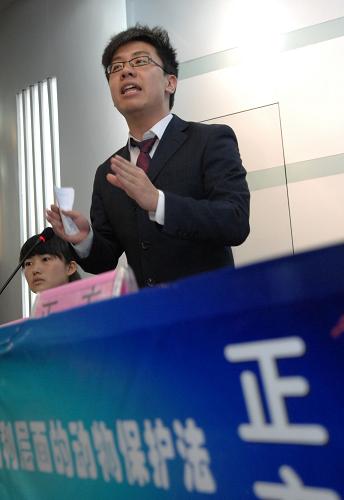 5月5日,在西北政法大學舉辦的揭幕賽上,正方辯手在發(fā)言。 當日,首屆“聯(lián)盟杯”大學生動物保護辯論賽在西安西北政法大學開賽。本次大賽由西北政法大學動物保護法研究中心、動物保護教育聯(lián)盟承辦,邀請了來自全國各地的8所高校大學生參賽。此次辯論賽旨在深化大學生“善待動物、尊重生命、禁止虐待動物”的道德理念。 新華社記者丁海濤攝
