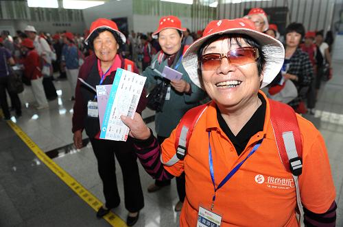 青島至臺灣花蓮新直航航線開通 5月25日,準備前往臺灣花蓮旅游的李延芳老人在青島流亭國際機場等候安檢。 當日,青島至臺灣花蓮直航航線正式開通,這也是兩岸直航以來青島開通的第三條直飛臺灣的航線,直航飛機達到每周8班次。兩岸直航開通以來,大陸和臺灣旅客往來兩岸人數(shù)大幅增加,據(jù)青島機場邊檢部門統(tǒng)計,2010年1月至4月,經(jīng)由青島流亭國際機場往來兩岸的臺灣和大陸旅客共計23107人次,比去年同期增加39.7%。 新華社記者 李紫恒 攝