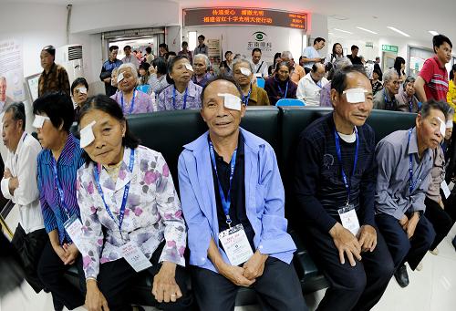 6月5日,貧困白內(nèi)障患者在福州東南眼科醫(yī)院候診。 在第15個(gè)全國(guó)愛(ài)眼日前夕,130多位來(lái)自福建閩清、永泰、連江等縣市的貧困白內(nèi)障患者在福州東南眼科醫(yī)院免費(fèi)實(shí)施了復(fù)明手術(shù)。2010年,福建省“光明行動(dòng)”項(xiàng)目計(jì)劃為1.2萬(wàn)名貧困白內(nèi)障患者免費(fèi)實(shí)施復(fù)明手術(shù)。 新華社記者 姜克紅 攝