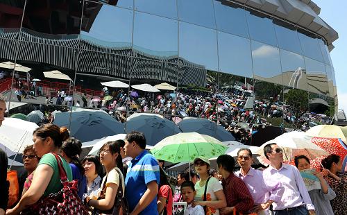 世博會累計入園人數(shù)突破1000萬 6月5日,游客在亞洲區(qū)中國澳門館前排隊等候參觀。 當(dāng)日,據(jù)世博官網(wǎng)統(tǒng)計,截至上午11時28分,上海世博會累計參觀者超過1000萬人次,其中團(tuán)隊入園約350萬人次。 新華社記者 楊世堯 攝