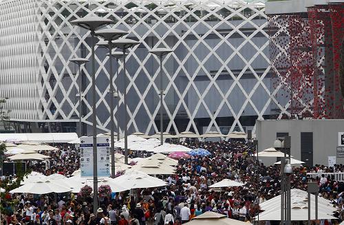 世博園單日參觀人數(shù)再創(chuàng)新高 6月5日,世博園歐洲片區(qū)人流如織。 當日,上海世博園單日參觀人數(shù)再創(chuàng)新高。截至19時,當日入園人數(shù)已達51.36萬。 新華社記者裴鑫攝