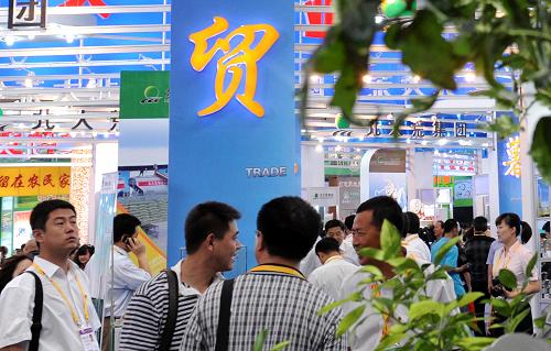 第二十一屆中國(guó)哈爾濱國(guó)際經(jīng)濟(jì)貿(mào)易洽談會(huì)開(kāi)館 6月15日,參展商在現(xiàn)場(chǎng)交談。 當(dāng)日,第二十一屆中國(guó)哈爾濱國(guó)際經(jīng)濟(jì)貿(mào)易洽談會(huì)展廳開(kāi)館,來(lái)自72個(gè)國(guó)家和地區(qū)的10334名境外客商、41家世界500強(qiáng)企業(yè)和237家跨國(guó)公司及境外大企業(yè)參會(huì)參展。本屆哈洽會(huì)展覽總面積85000平方米,共有國(guó)際標(biāo)準(zhǔn)展位3000個(gè)。 新華社記者李勇攝