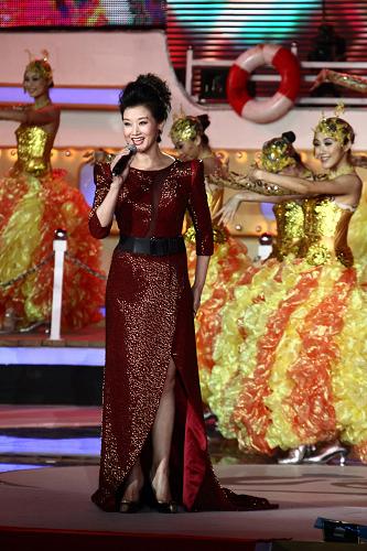 6月19日,宋祖英在“中華情·海峽緣——金橋之夜”文藝晚會(huì)上演唱《踏歌起舞》。 當(dāng)晚,第二屆海峽論壇在福建廈門開幕。 新華社記者 高學(xué)余攝