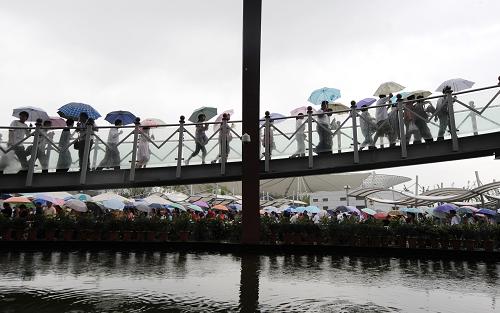 6月28日,游客排隊(duì)參觀上海世博園尼泊爾館。 據(jù)上海世博會官網(wǎng)統(tǒng)計(jì),截至當(dāng)日14時(shí)30分,世博園累計(jì)參觀人數(shù)已達(dá)2021.19萬。 新華社記者燕雁攝