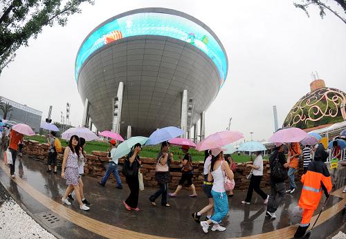 6月28日,游客在上海世博園沙特館附近參觀。 據(jù)上海世博會官網(wǎng)統(tǒng)計(jì),截至當(dāng)日14時(shí)30分,世博園累計(jì)參觀人數(shù)已達(dá)2021.19萬。 新華社記者燕雁攝