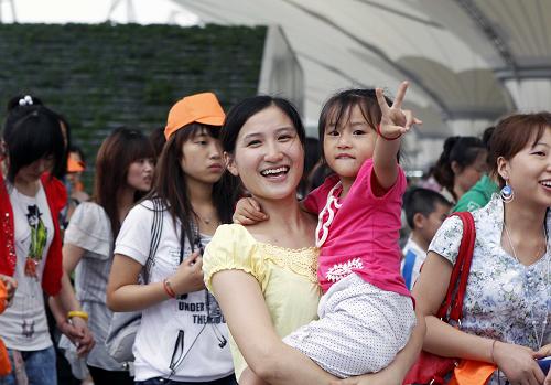 6月28日,一名小游客和媽媽一起在世博軸上參觀。 據(jù)上海世博會官網(wǎng)統(tǒng)計(jì),截至當(dāng)日14時(shí)30分,世博園累計(jì)參觀人數(shù)已達(dá)2021.19萬。 新華社記者劉穎攝