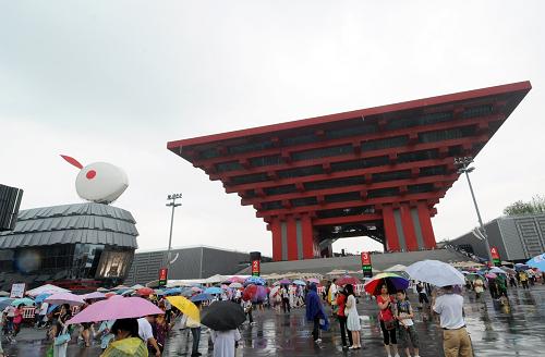 6月28日,游客在上海世博園中國館外的廣場上參觀。 據(jù)上海世博會官網(wǎng)統(tǒng)計(jì),截至當(dāng)日14時(shí)30分,世博園累計(jì)參觀人數(shù)已達(dá)2021.19萬。 新華社發(fā)(李百順攝)