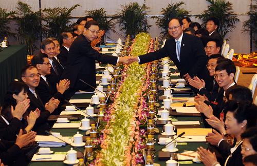 兩會在渝舉行預(yù)備性磋商 為簽署ECFA等兩項(xiàng)協(xié)議作最后準(zhǔn)備 6月28日,海協(xié)會常務(wù)副會長鄭立中(右)、?;鶗倍麻L兼秘書長高孔廉(左)領(lǐng)銜進(jìn)行磋商。 當(dāng)日,海協(xié)會與?;鶗谥貞c舉行預(yù)備性磋商,就商簽兩岸經(jīng)濟(jì)合作框架協(xié)議、兩岸知識產(chǎn)權(quán)保護(hù)合作協(xié)議進(jìn)行最后準(zhǔn)備,以提交29日兩會領(lǐng)導(dǎo)人第五次會談?wù)胶炇稹?新華社記者 陳誠 攝