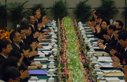 6月28日,海協(xié)會常務(wù)副會長鄭立中、海基會副董事長兼秘書長高孔廉領(lǐng)銜進(jìn)行磋商。 當(dāng)日,海協(xié)會與?;鶗谥貞c舉行預(yù)備性磋商,就商簽兩岸經(jīng)濟(jì)合作框架協(xié)議、兩岸知識產(chǎn)權(quán)保護(hù)合作協(xié)議進(jìn)行最后準(zhǔn)備,以提交29日兩會領(lǐng)導(dǎo)人第五次會談?wù)胶炇稹?新華社記者 陳誠 攝