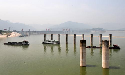 6月28日,船舶從三峽大壩前駛?cè)肴龒{五級(jí)船閘準(zhǔn)備下行。 6月27日,中國(guó)長(zhǎng)江三峽集團(tuán)公司有關(guān)負(fù)責(zé)人介紹,三峽工程從6月20日起,通過(guò)減小大壩下泄流量的方式,攔蓄近25億立方米長(zhǎng)江上游來(lái)水,一定程度上減輕了長(zhǎng)江中下游和洞庭湖、鄱陽(yáng)湖兩湖水系的防汛抗洪壓力。 新華社發(fā)(鄭家裕 攝)