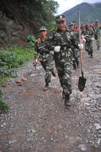 6月28日,部隊官兵趕赴事故現(xiàn)場進行救援。 當日14時左右,貴州省關嶺縣崗烏鎮(zhèn)大寨村因連續(xù)強降雨引發(fā)山體滑坡,造成該村兩個村民組38戶107人被掩埋。目前,鄰近村民已疏散至安全地點。 新華社記者 歐東衢 攝