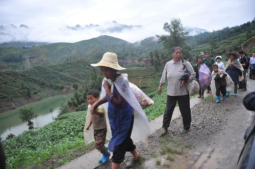6月28日,當?shù)厝罕娬谑枭⒊鍪掳l(fā)地點。新華社記者 歐東衢 攝