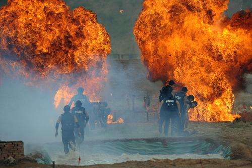 6月30日,特警隊(duì)員在演練。 當(dāng)天,北京特警在北京延慶縣舉行遠(yuǎn)程拉動(dòng)處突演練,演練共出動(dòng)千余名特警和百余輛特種車輛。這也是北京特警自2005年成立以來組織的參與人數(shù)最多、范圍最廣、跨度最大的實(shí)戰(zhàn)演練。北京警方表示,目前北京全市已經(jīng)實(shí)現(xiàn)特警處突力量的全面覆蓋。 新華社記者李文攝