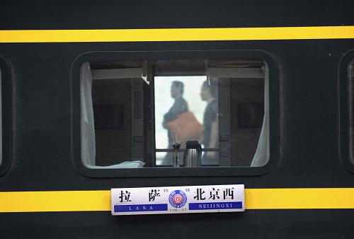 7月1日,北京至拉薩的列車到達(dá)拉薩火車站。 2006年7月1日青藏鐵路全線通車。四年來(lái),青藏鐵路運(yùn)行安全平穩(wěn),這條被稱為“天路”的高原鐵路強(qiáng)力助推著青藏高原社會(huì)經(jīng)濟(jì)發(fā)展,成為西部大開發(fā)中的大動(dòng)脈。 新華社記者 普布扎西攝