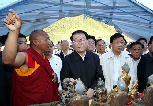 這是李長(zhǎng)春來(lái)到玉樹(shù)縣文成公主廟,了解從地震中搶救出來(lái)的文物情況。 新華社記者劉衛(wèi)兵攝