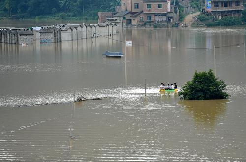 7月2日,在廣西凌云縣沙里瑤族鄉(xiāng),人們乘船在被淹沒的農(nóng)田里通行。 6月27日至30日,廣西百色市凌云縣沙里瑤族鄉(xiāng)遭遇罕見的強(qiáng)降雨,造成全鄉(xiāng)嚴(yán)重洪澇災(zāi)害。由于洪水無法外排,目前沙里瑤族鄉(xiāng)出現(xiàn)嚴(yán)重內(nèi)澇,洪水深達(dá)50米,淹沒鄉(xiāng)政府所在地附近3700畝農(nóng)田,全鄉(xiāng)交通基本中斷,多所學(xué)校和教學(xué)點因災(zāi)停課;幾乎所有村屯斷電,鄉(xiāng)政府所在地及周邊無潔凈飲用水。 新華社記者 周華 攝