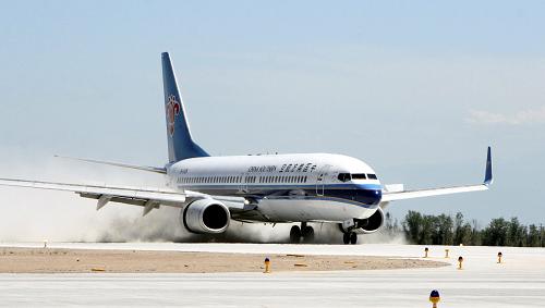 7月2日下午,一架南方航空公司的波音737—800型客機(jī)平穩(wěn)降落在新疆博樂機(jī)場。 當(dāng)日,中國南方航空公司一架波音737—800型客機(jī)試航新疆博樂機(jī)場成功,標(biāo)志著博樂機(jī)場已具備商業(yè)運(yùn)營條件,新疆博爾塔拉蒙古自治州告別不通航歷史。 博樂機(jī)場距離博爾塔拉蒙古自治州首府博樂市約18公里,于2009年7月開工建設(shè),擁有4個停機(jī)位,可滿足波音737-800及以下機(jī)型起降,設(shè)計年旅客吞吐量20萬人次。 新華社發(fā)(杜偉 攝)
